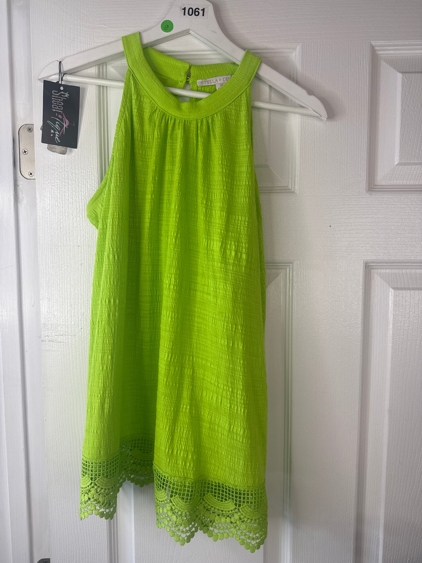 Green Sleeveless Top l