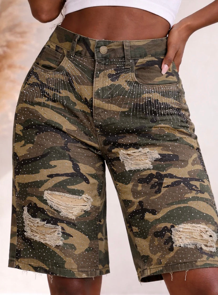 FRONT RHINESTONE DETAIL CAMO JORTS