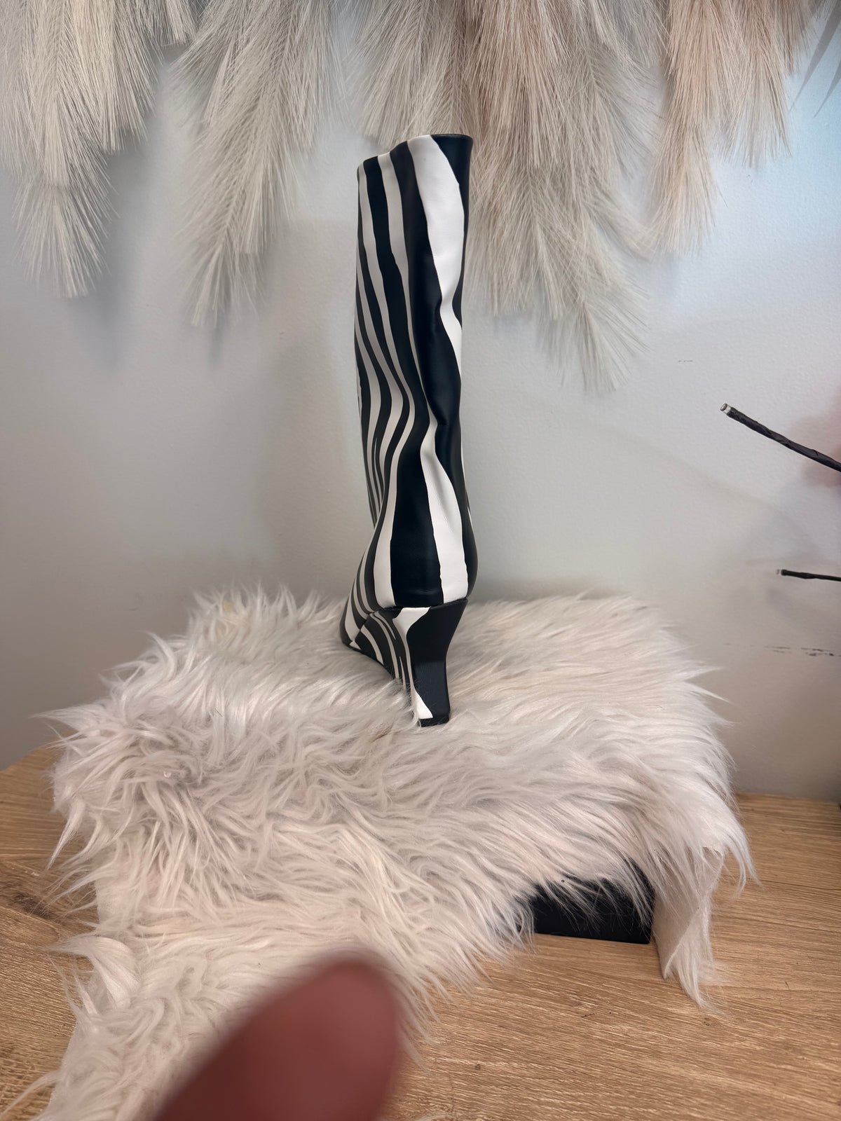 Pointed Toe Boot Black/white