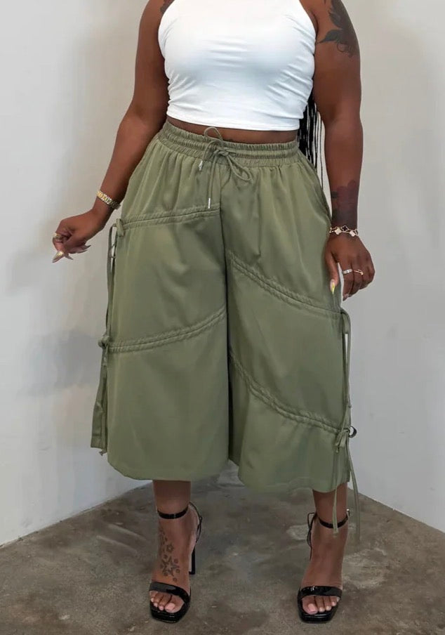 DRAWSTRING RUCHED CAPRI PANTS