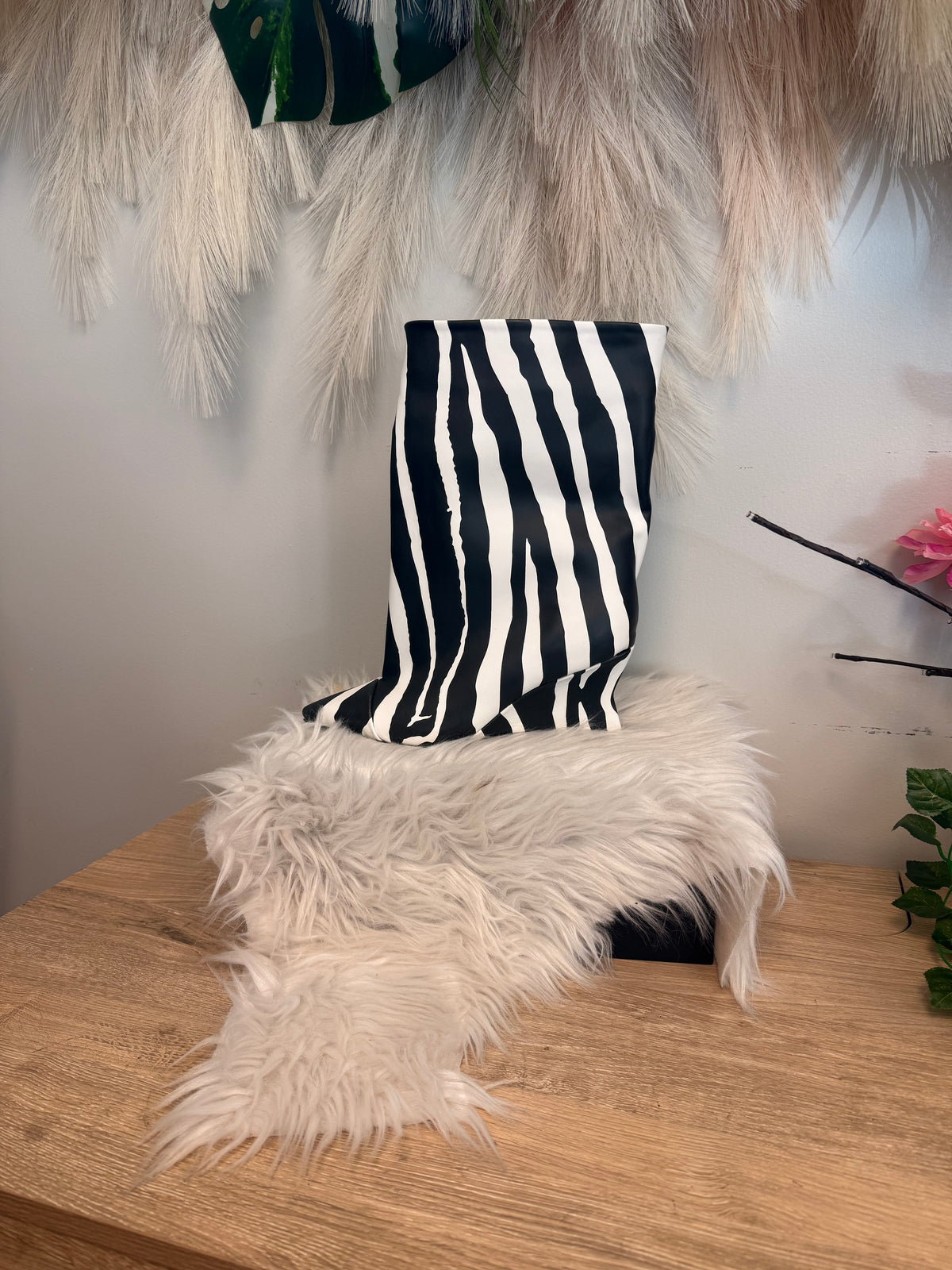 Pointed Toe Boot Black/white